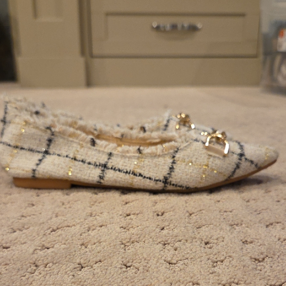 Elegant Cream and Black Flats with Tweed Texture - Picture 2 of 5